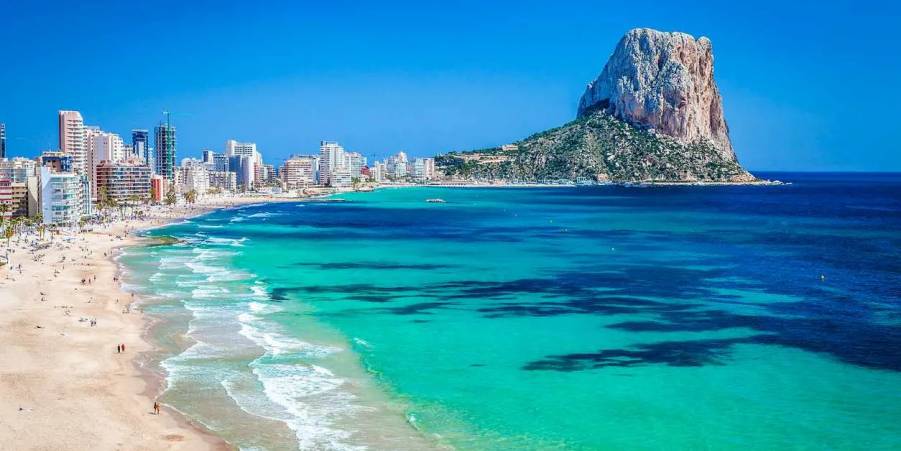 Alicante y Costa Blanca en pleno verano: cómo evitar que tu segunda residencia te arruine con la luz