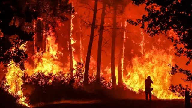 El debate político sobre incendios y ayudas autonómicas se recrudece en el verano español